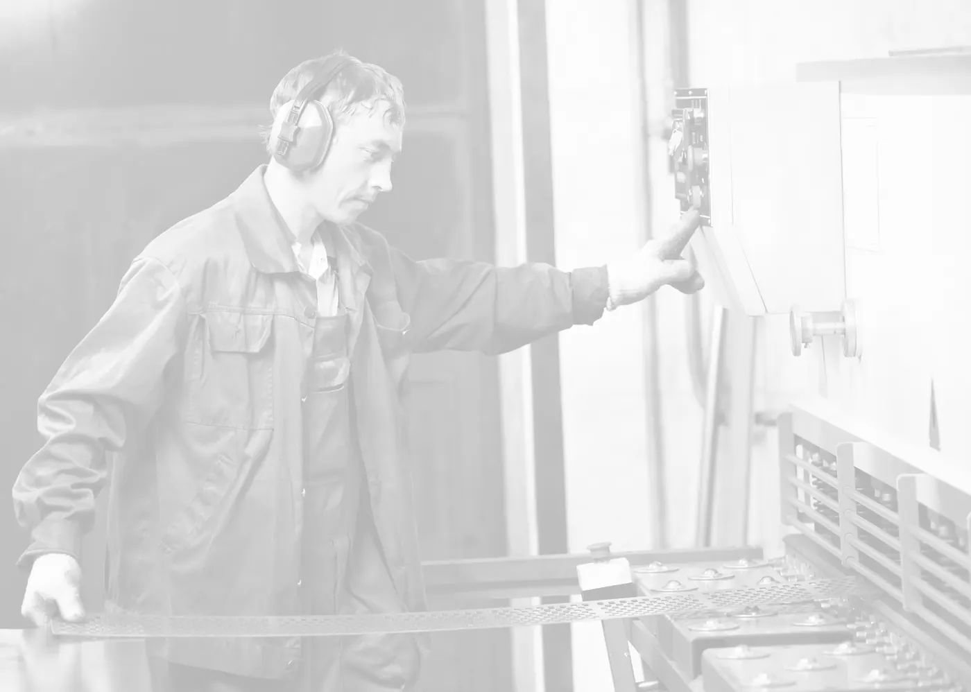Operator przy hydraulicznych nożycach gilotynowych