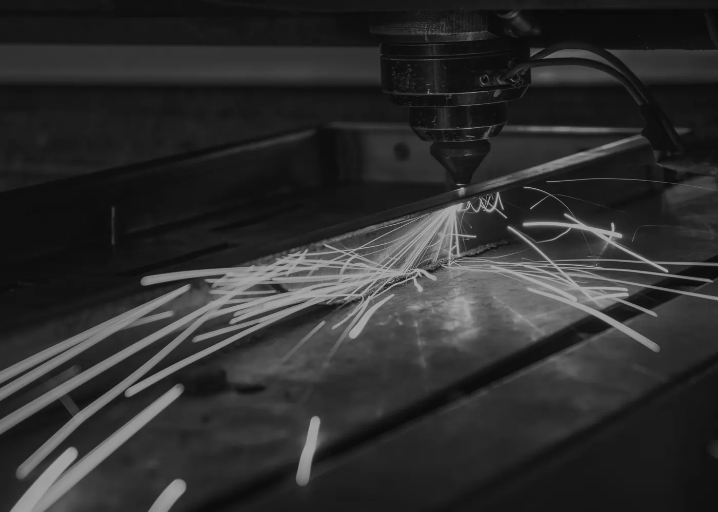 Wypalarka CNC podczas cięcia plazmowego blachy